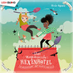 Das magimoxische Hexenhotel Folge 2 – Hörbuch für Kinder von Ulrike Rylance Cover Hörbuch "Das magimoxische Hexenhotel – Klassenfahrt auf Knatterbesen" von Ulrike Rylance – ein Ausflug in die Hexenwelt mit den Freundinnen Klara und Rosalie.