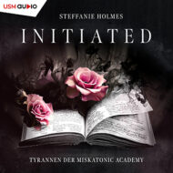 „Initiated – Tyrannen der Miskatonic Academy 2“ Romantasy von Steffanie Holmes Hörbuch "Initiated - Tyrannen der Miskatonic Academy 2" Romantasy von Steffanie Holmes